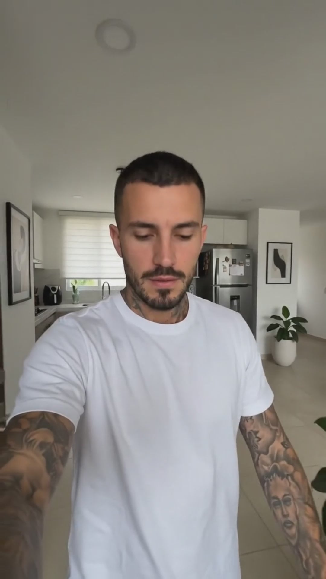Video UGC con IA: hombre con camiseta blanca hablando a la cámara en su casa