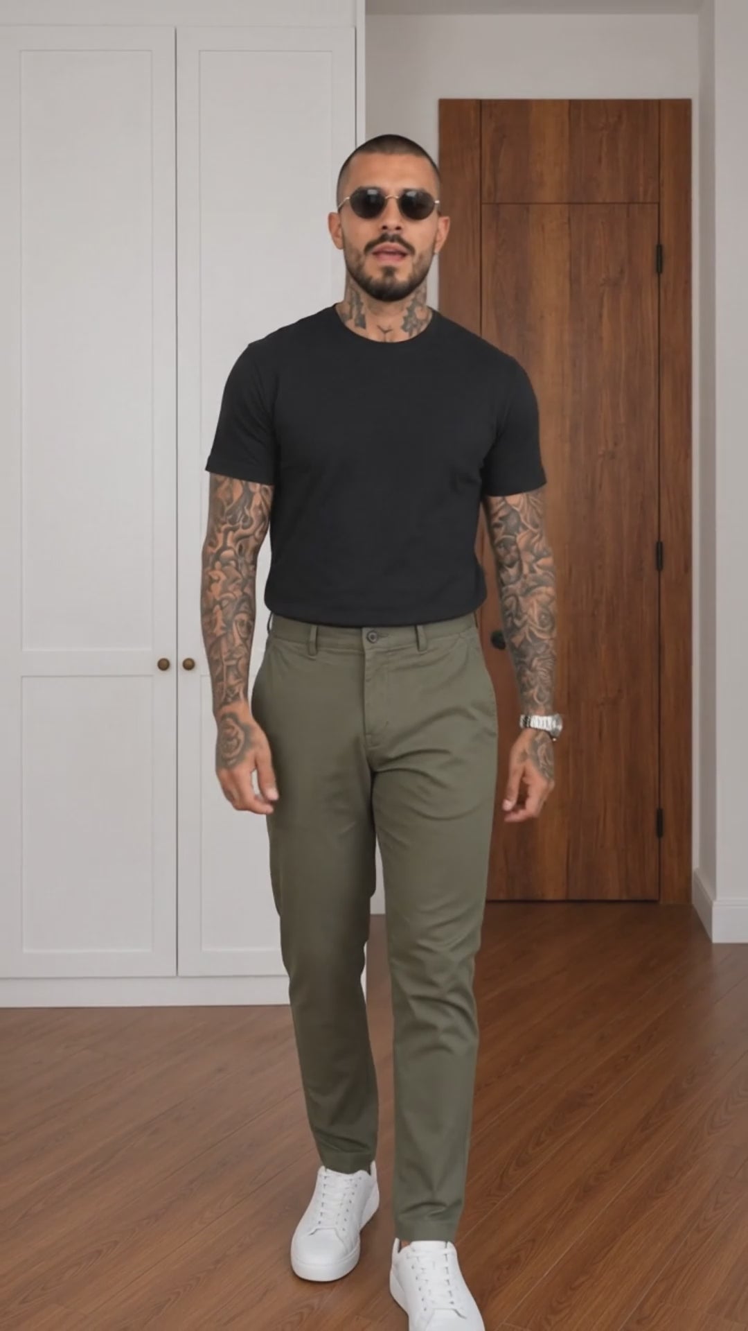 Video UGC con IA: hombre con camiseta negra y pantalón verde presentando su outfit