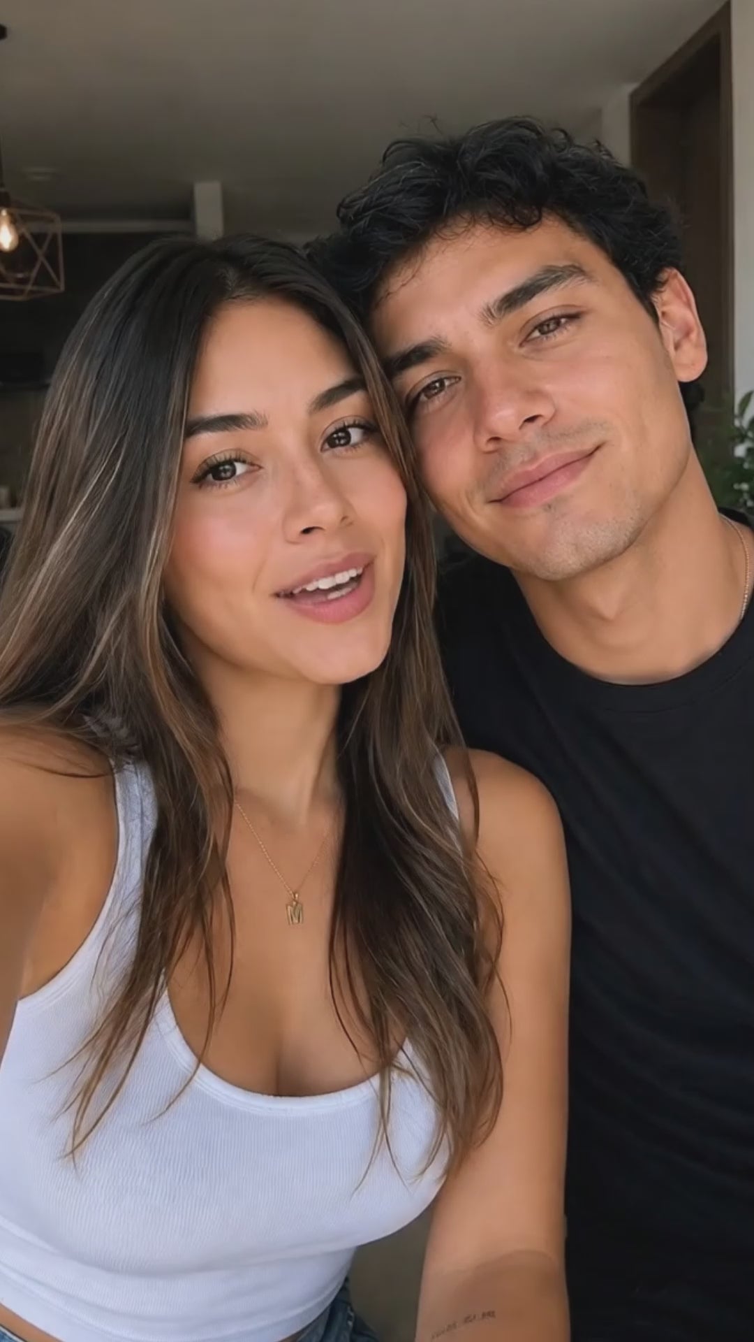 Video UGC con IA: pareja hablando a la cámara en formato selfie